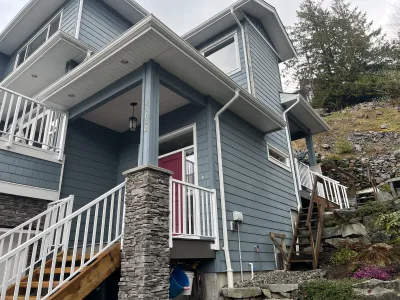 Garibaldi Highlands 4-storey colour match, boom lift and crew