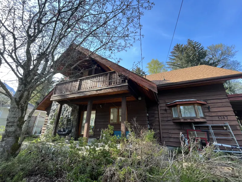 Before: Kristen residence front view, Depot Road Brackendale, 20 years without paint