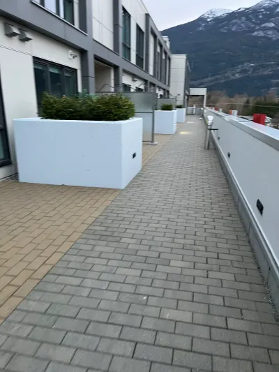 courtyard retaining wall detail
