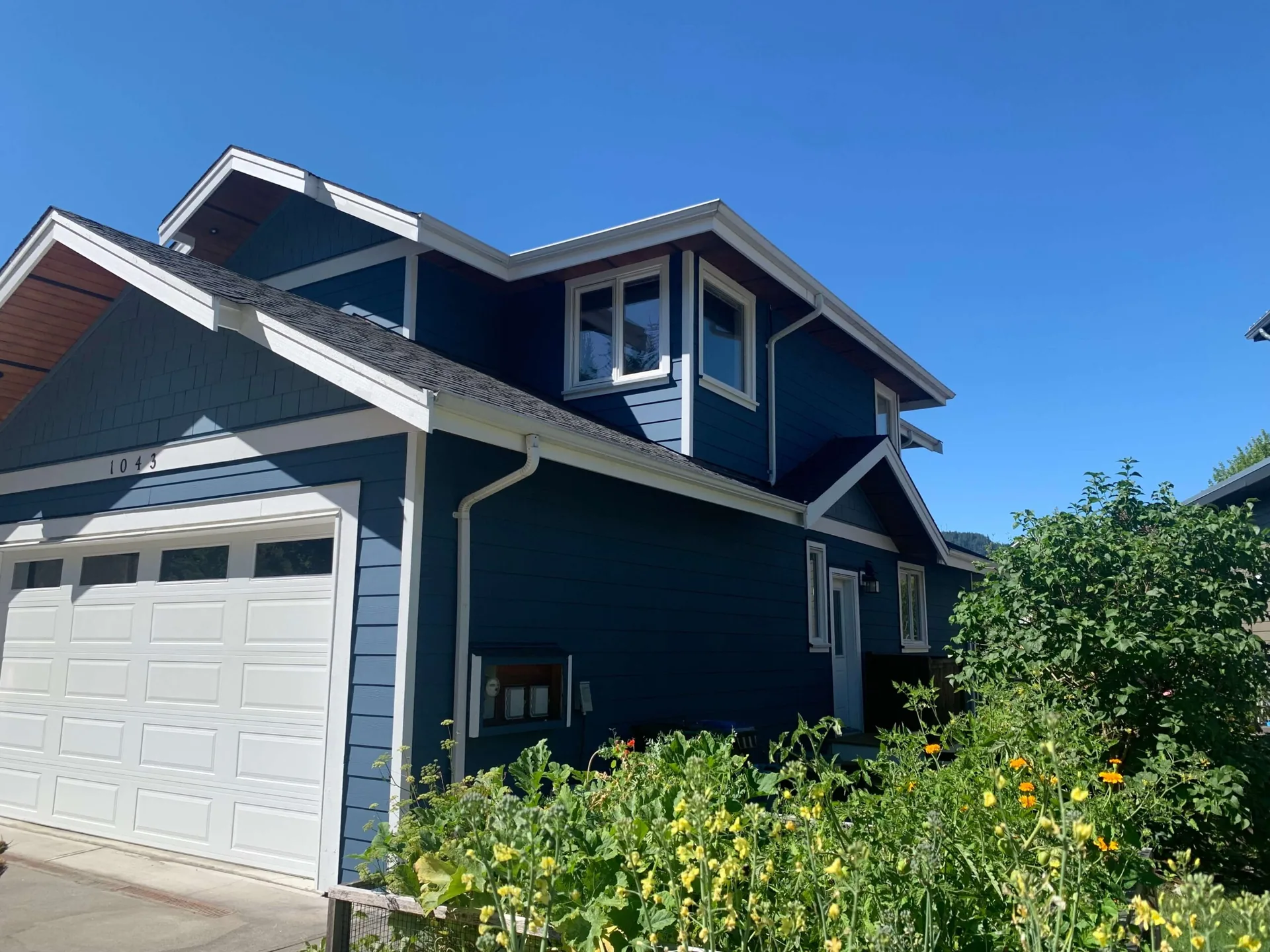 Hardy board painting in Squamish BC — exterior house painting by Colour Craft Painting
